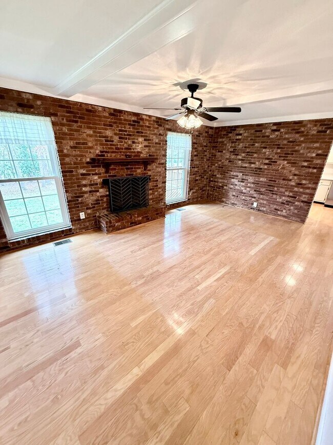 Building Photo - Charming & Convenient Athens Home – Prime Location with Modern Comforts