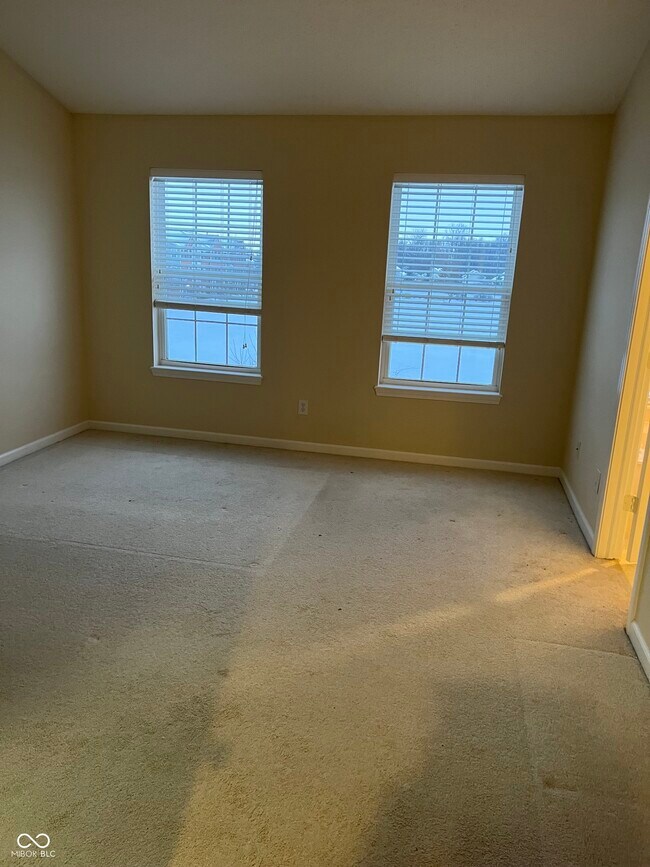 Building Photo - 3522 N Golden Gate Dr