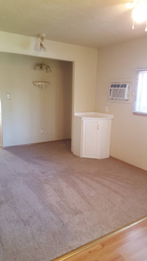 Building Photo - COZY & QUAINT 2 BD, 1 BA HOUSE WITH WALK O...