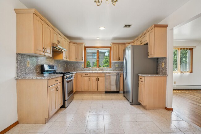 Building Photo - 2402 Hammett Ave