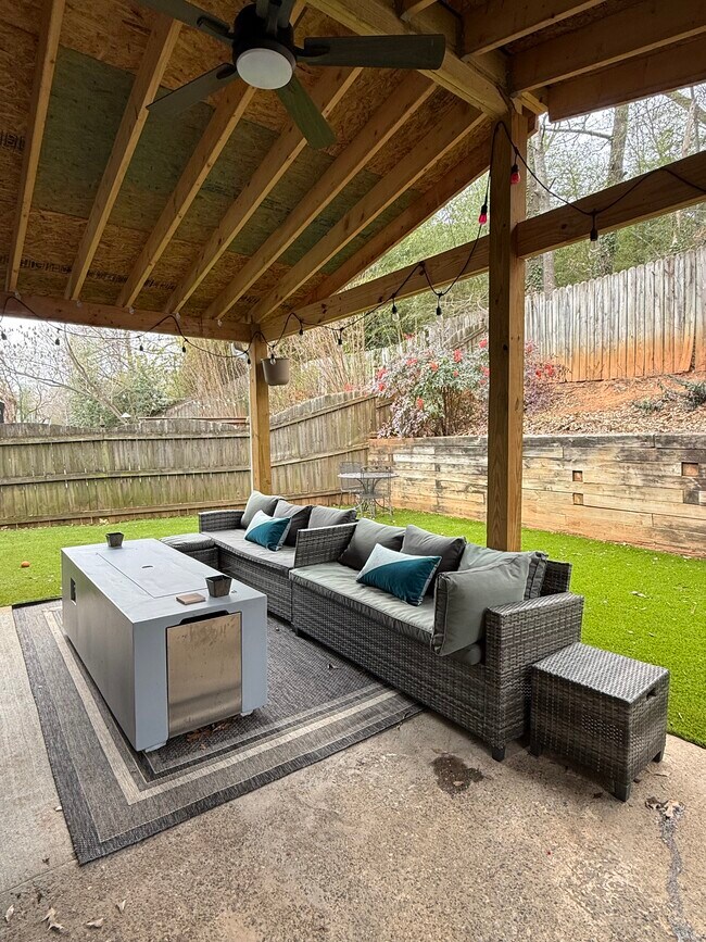 Building Photo - 2317 Kissing Tree Ln SE