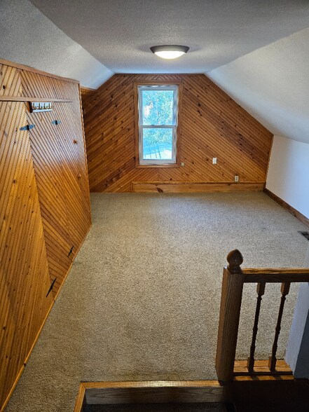 Building Photo - 116 Morse St N