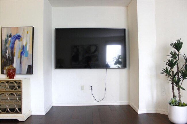 Building Photo - 9481 Highland Oak Dr