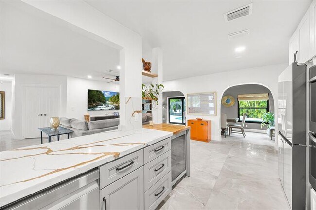 Building Photo - 2520 Yacht Club Blvd