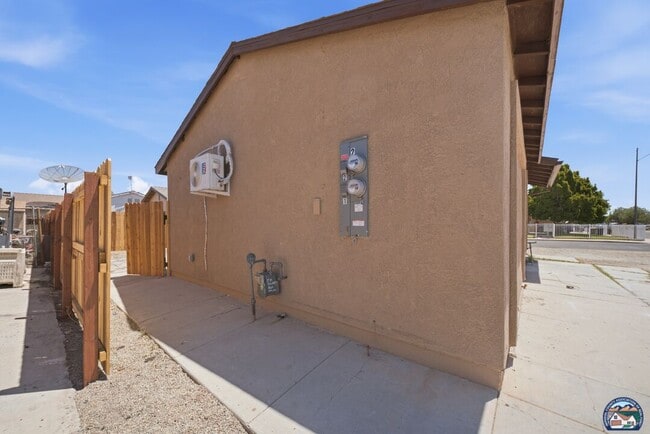 Building Photo - 1077 Wozencraft St