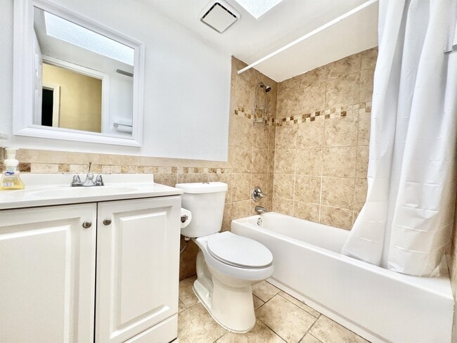 Building Photo - 1120 NE 24th Terrace