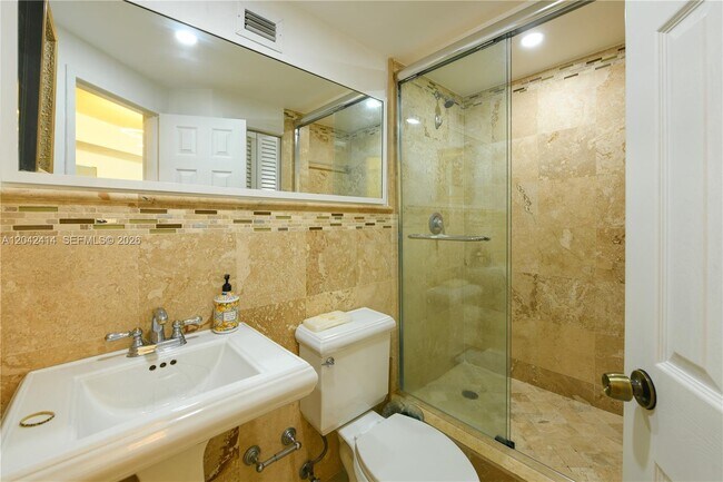 Building Photo - 801 Brickell Bay Dr