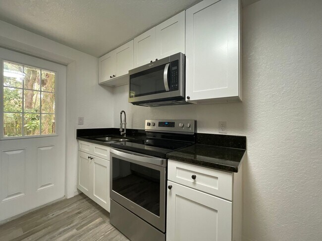 Building Photo - Beautifully Renovated 2/1 Duplex in Lake H...