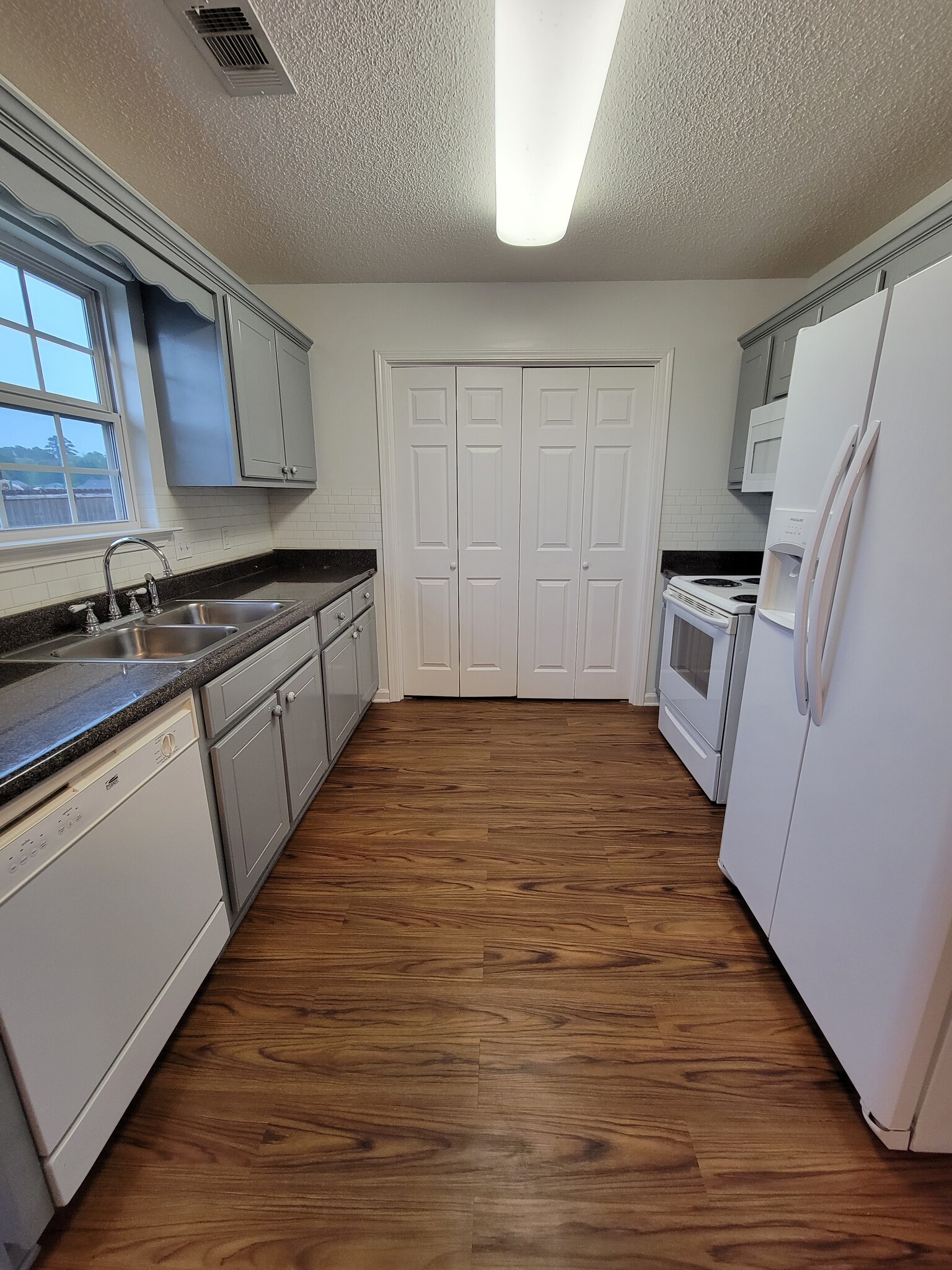 Galley style kitchen with laundry closet, equiped with washer and dryer units - 103 Pasofina Dr