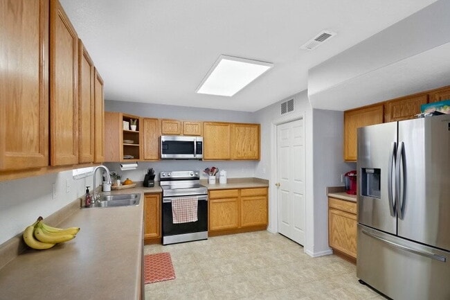 Building Photo - 2205 Meadowlark Ln