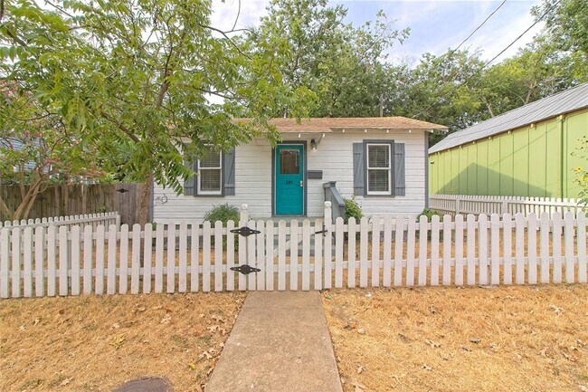 Primary Photo - 206 E 6th St