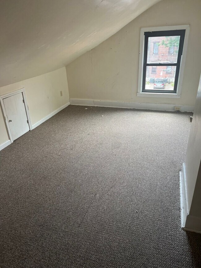 Building Photo - 2206 Sarah St