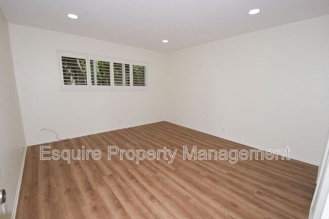 Building Photo - 420 W Linden Dr