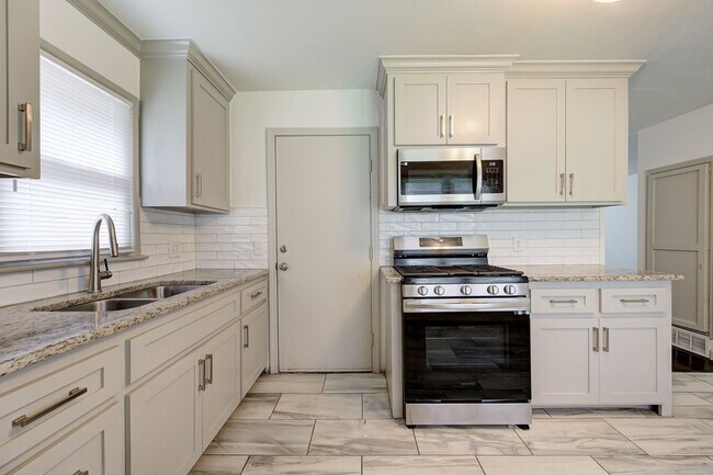 Building Photo - * * * $500 Move-In Special * * * Charming ...