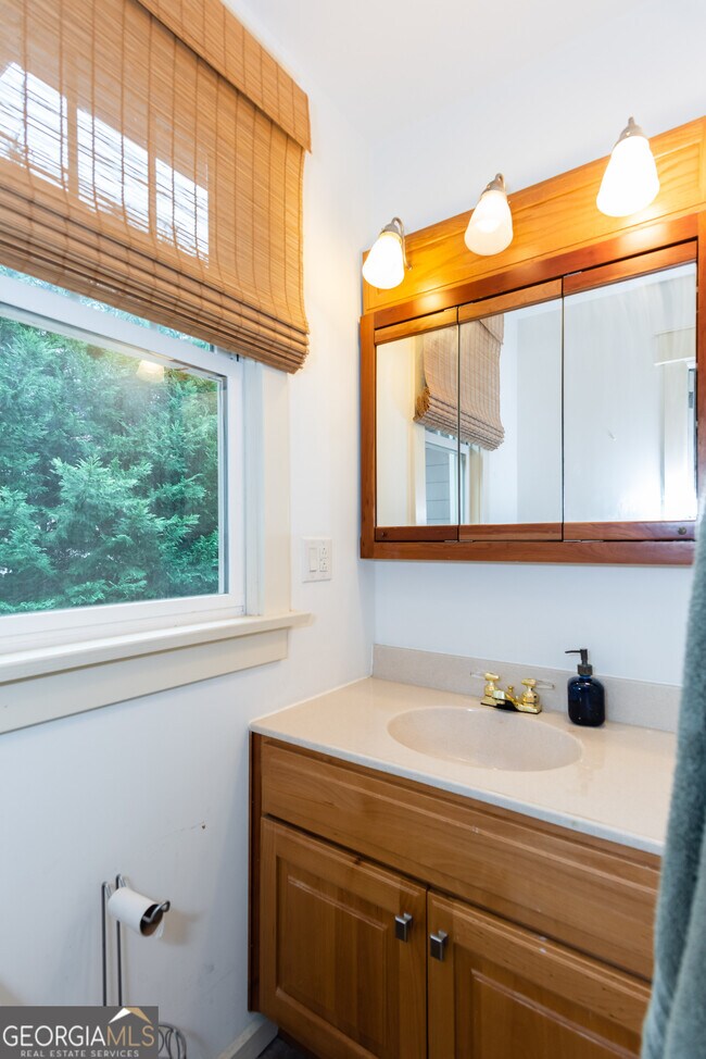 Building Photo - 1698 Temple Ave