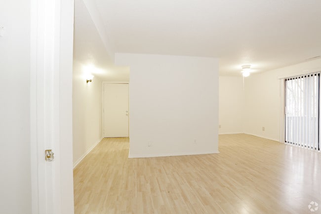 Building Photo - 908 N Broadway Ave