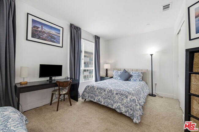 Building Photo - 5911 Saturn St