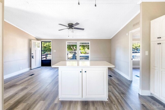 Building Photo - 211 Evergreen Dr