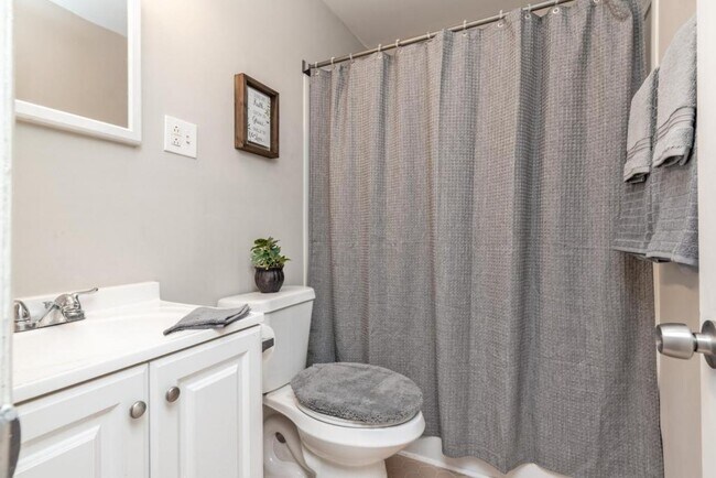 Building Photo - 2432 Pruitt St. #8