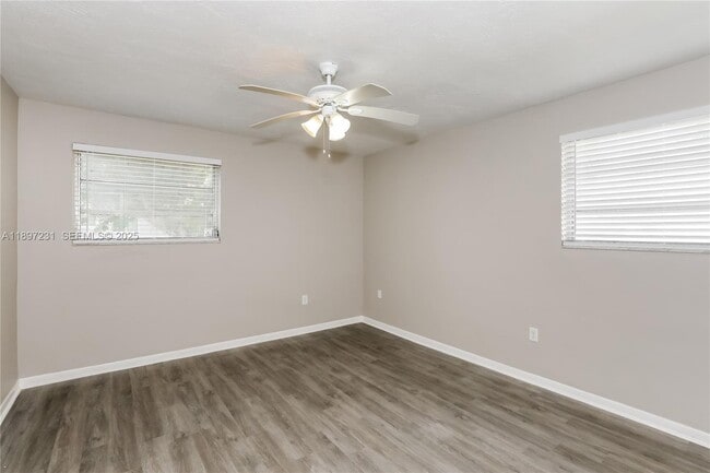 Building Photo - 381 NE 164th St