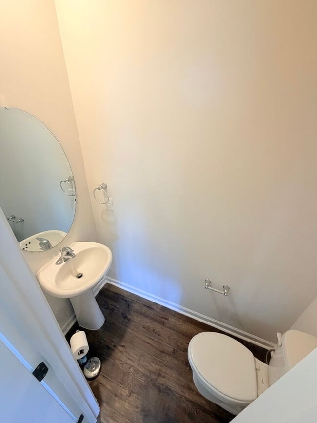 Building Photo - Beautiful 4 Bed, 2.5 Bath Home - Lawn Care Included!