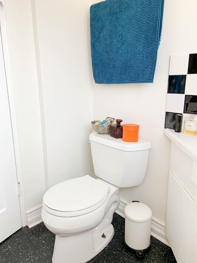 Building Photo - VENICE BEACH COTTAGE