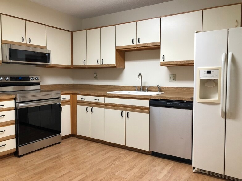 Full Kitchen - 15115 Interlachen Dr