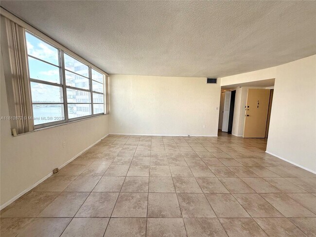Building Photo - 1351 NE Miami Gardens Dr