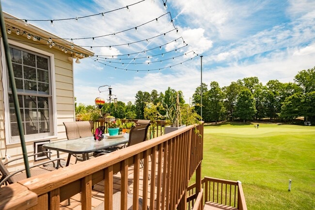 Building Photo - Gorgeous and Spacious 4 Bedroom home, Golf Course Views, Premium Finishes, Pet Friendly!