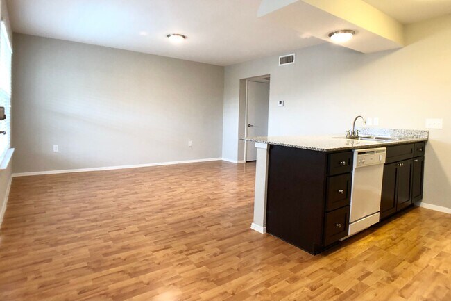 Building Photo - 910 Duncan Ln
