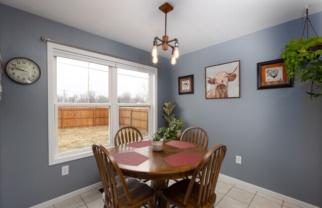 Building Photo - 3bd/2ba home available in November