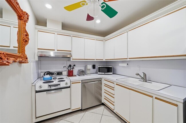 Building Photo - 6273 Bay Club Dr