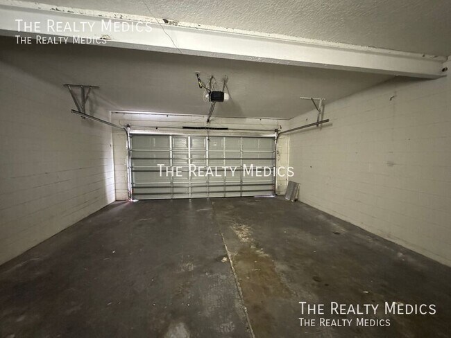 Building Photo - 1102 Egan Dr