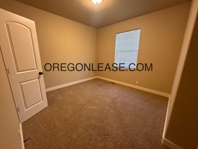 Building Photo - 2015 build 3 bed 2 bath North Eugene Home