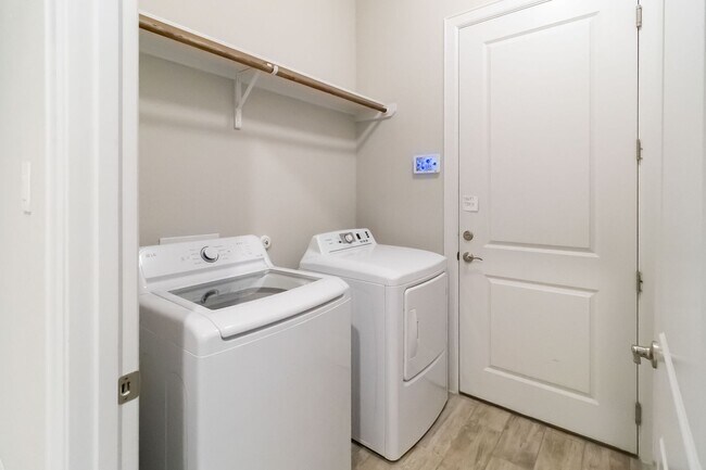 Building Photo - Beautiful 3-bed, 2-bath home for lease in ...