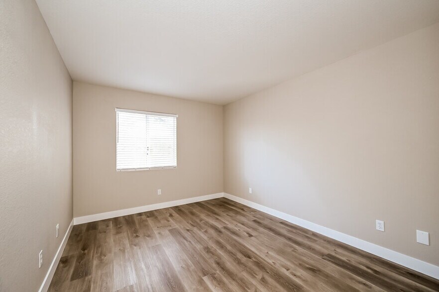 Building Photo - 5594 Calais Ct