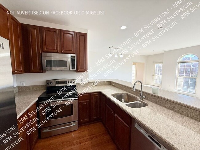 Building Photo - 3255 Camden Dr