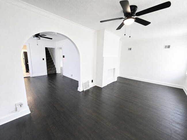 Building Photo - Charming 3 Bed, 2 Bath Home with Detached 2-Car Garage