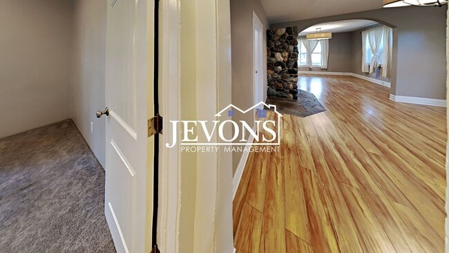 Building Photo - Charming 3-bedroom home with fenced backya...