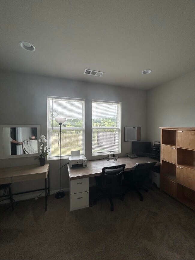 Building Photo - 393 Gaida Loop