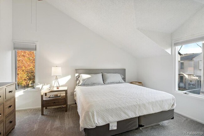 Building Photo - 677 E Lincoln St