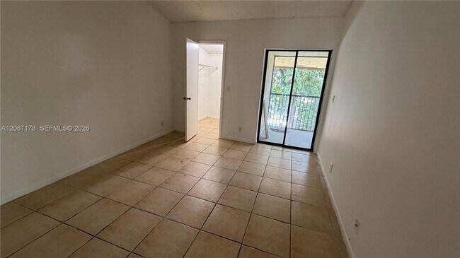 Building Photo - 2550 Riverside Dr