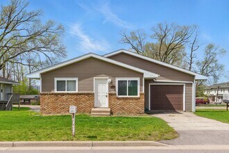 Building Photo - 927-933 Park Ave W