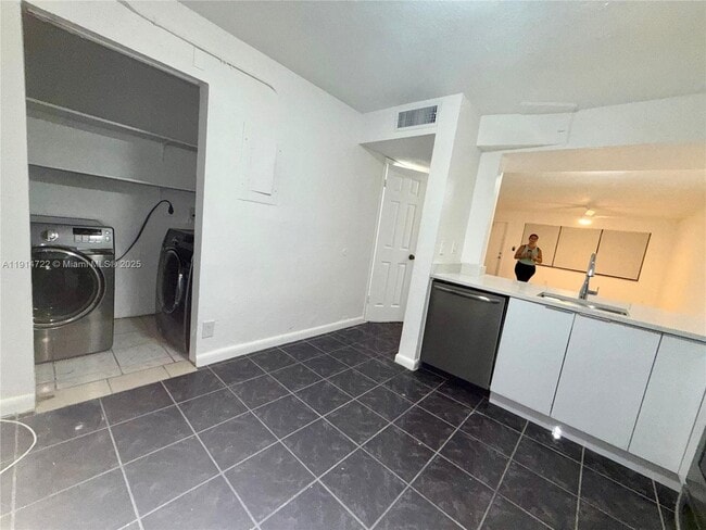 Building Photo - 4045 NW 19th St