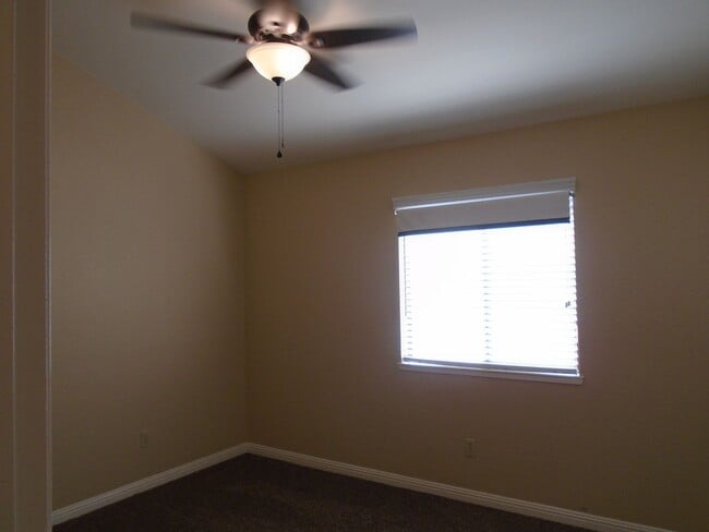 Building Photo - QUAILWOOD CUTIE IN GATED COMMUNITY!!!