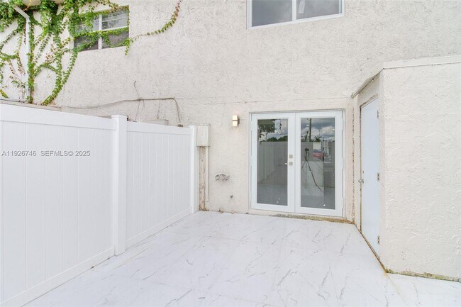 Building Photo - 5235 SW 40th Ave