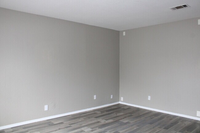 Building Photo - 526 Glen Cove St
