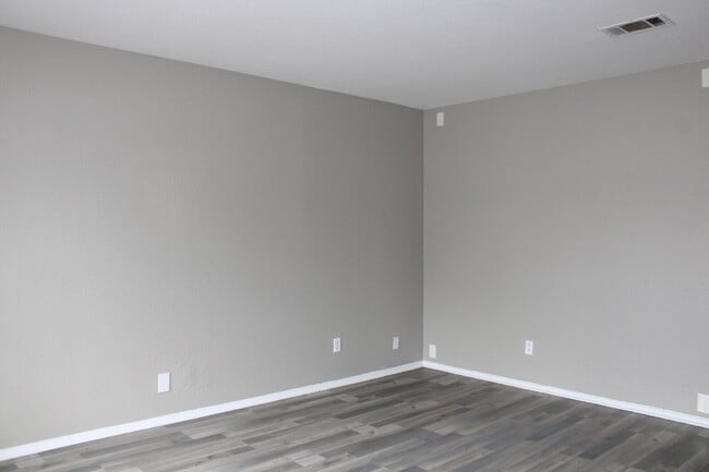 Building Photo - 528 Glen Cove St