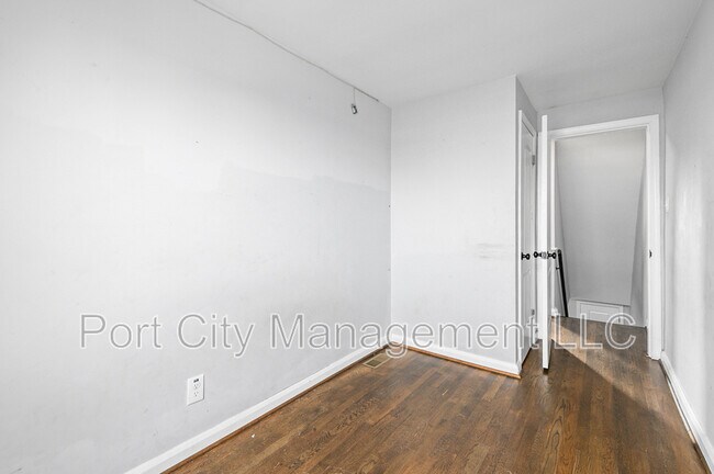 Building Photo - 885 Jaydee Ave