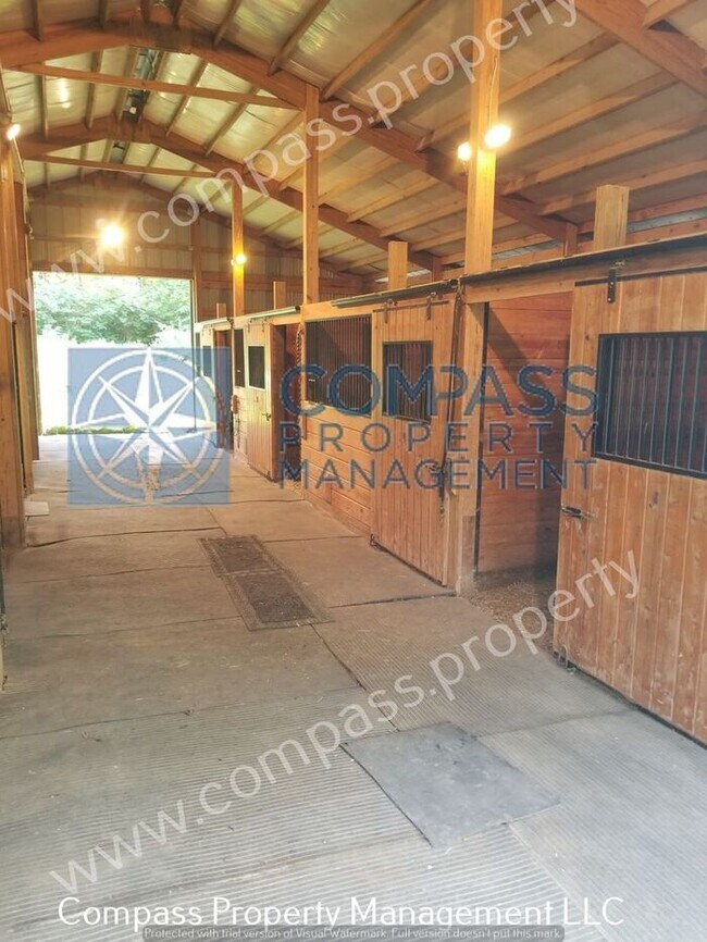 Building Photo - $2495 - 3 Bed Farm House on a Large Peacef...